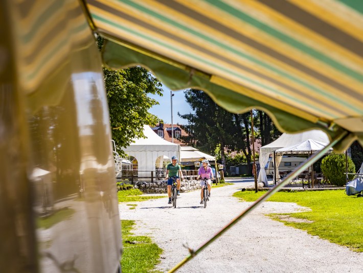 Ein Paar radelt Richtung Campingplatz Wolfratshausen, &copy; Stadt Wolfratshausen Foto: Adrian Greiter
