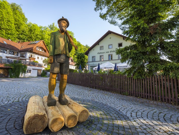 Eine Fl&ouml;&szlig;erskulptur aus Holz in Wolfratshausen, &copy; Stadt Wolfratshausen Foto: Adrian Greiter