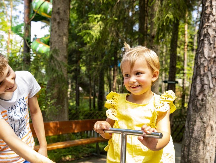 Zwei kleine Kinder auf einer Wippe im Märchenpark, © Stadt Wolfratshausen, Fotograf: Adrian Greiter