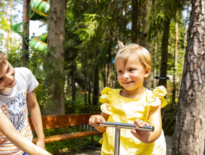 Zwei kleine Kinder auf einer Wippe im Märchenpark, © Stadt Wolfratshausen, Fotograf: Adrian Greiter