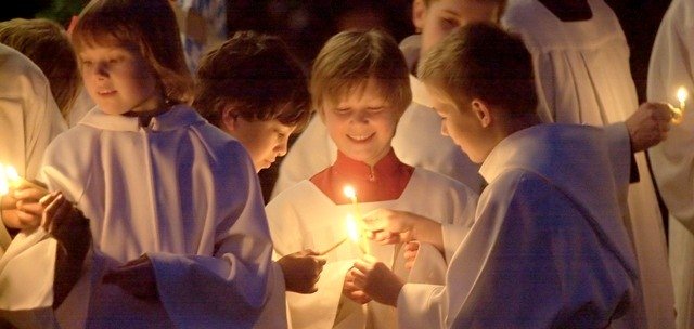 Kinder im Festgewand mit Kerzen in der Hand zur Vorbereitung der Flo&szlig;prozession in Wolfratshausen.