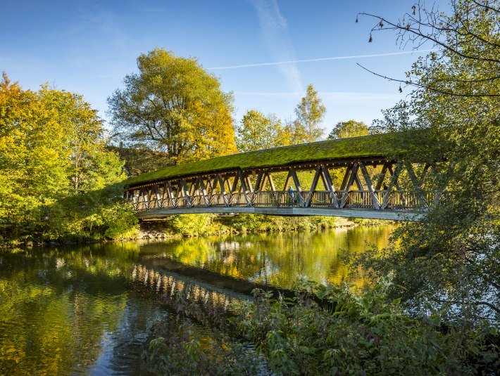 Der Sebastiani Steg, eine alte überdachte Holzbrücke über die Loisach im Sommer., © Adrian Greiter