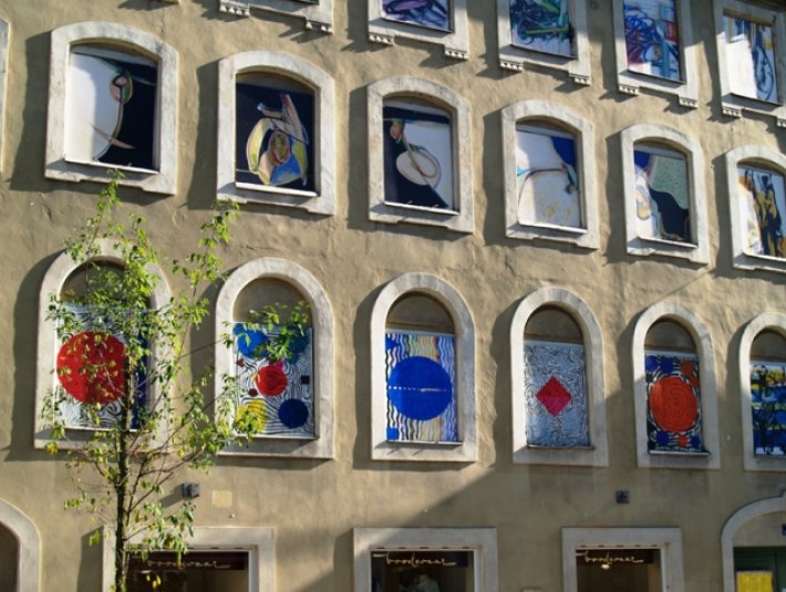 Eine k&uuml;nstlerisch verzierte Fassade am Obermarkt in Wolfratshausen, &copy; Stadt Wolfratshausen
