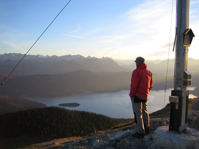 Ein Mann blickt vom Gipfel des Jochbergs auf den Walchensee, &copy; Stadt Wolfratshausen