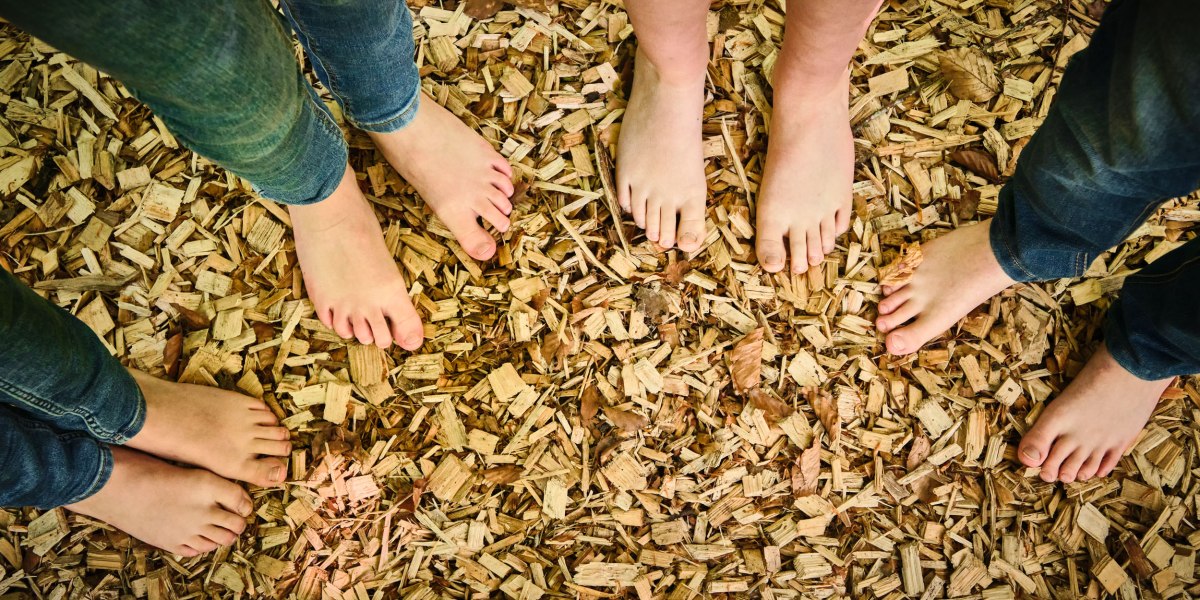 Kinder erkunden barfuß die Natur am Bergwald Erlebnispfad, © Stadt Wolfratshausen