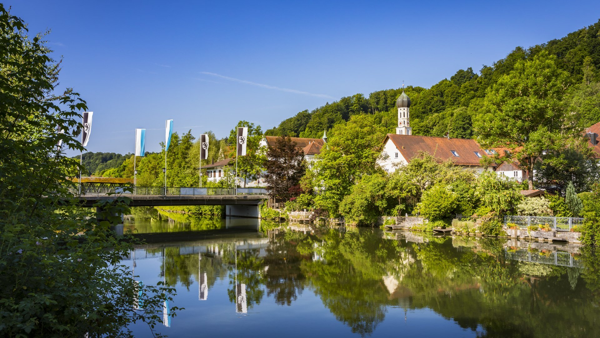Blick auf die Brücke über die Loisach in Wolfratshausen bei Sonnenschein, © Stadt Wolfratshausen Foto: Adrian Greiter