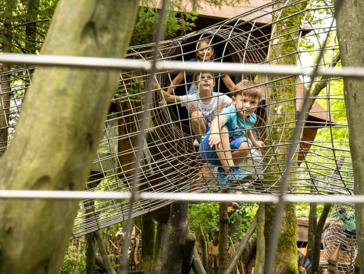 Kinder klettern im M&auml;rchenwald, &copy; Stadt Wolfratshausen, Fotograf: Adrian Greiter