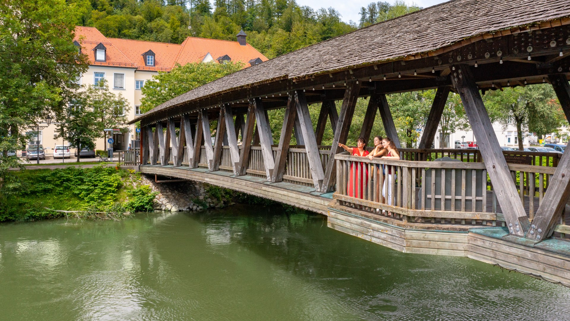 Der Sebastianisteg &uuml;ber der Loisach, &copy; Stadt Wolfratshausen, Fotograf: Adrian Greiter