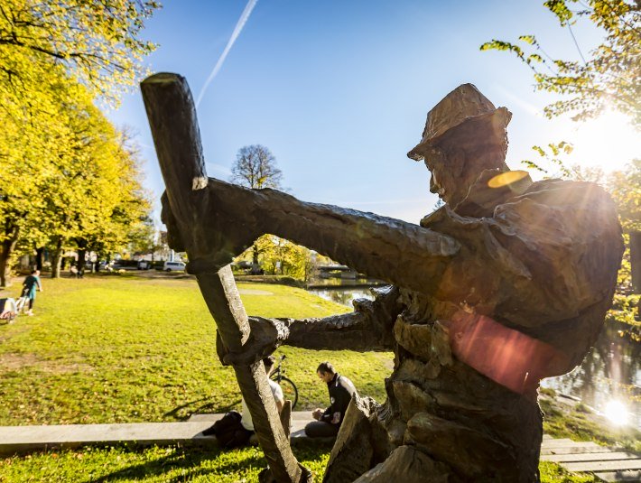 Das Flößerdenkmal an der alten Floßlände in Wolfratshausen, © Stadt Wolfratshausen Foto: Adrian Greiter