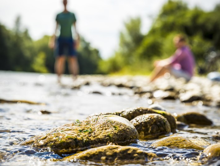Ein Paar genie&szlig;t eine Pause an der Isar, &copy; Stadt Wolfratshausen Foto: Adrian Greiter