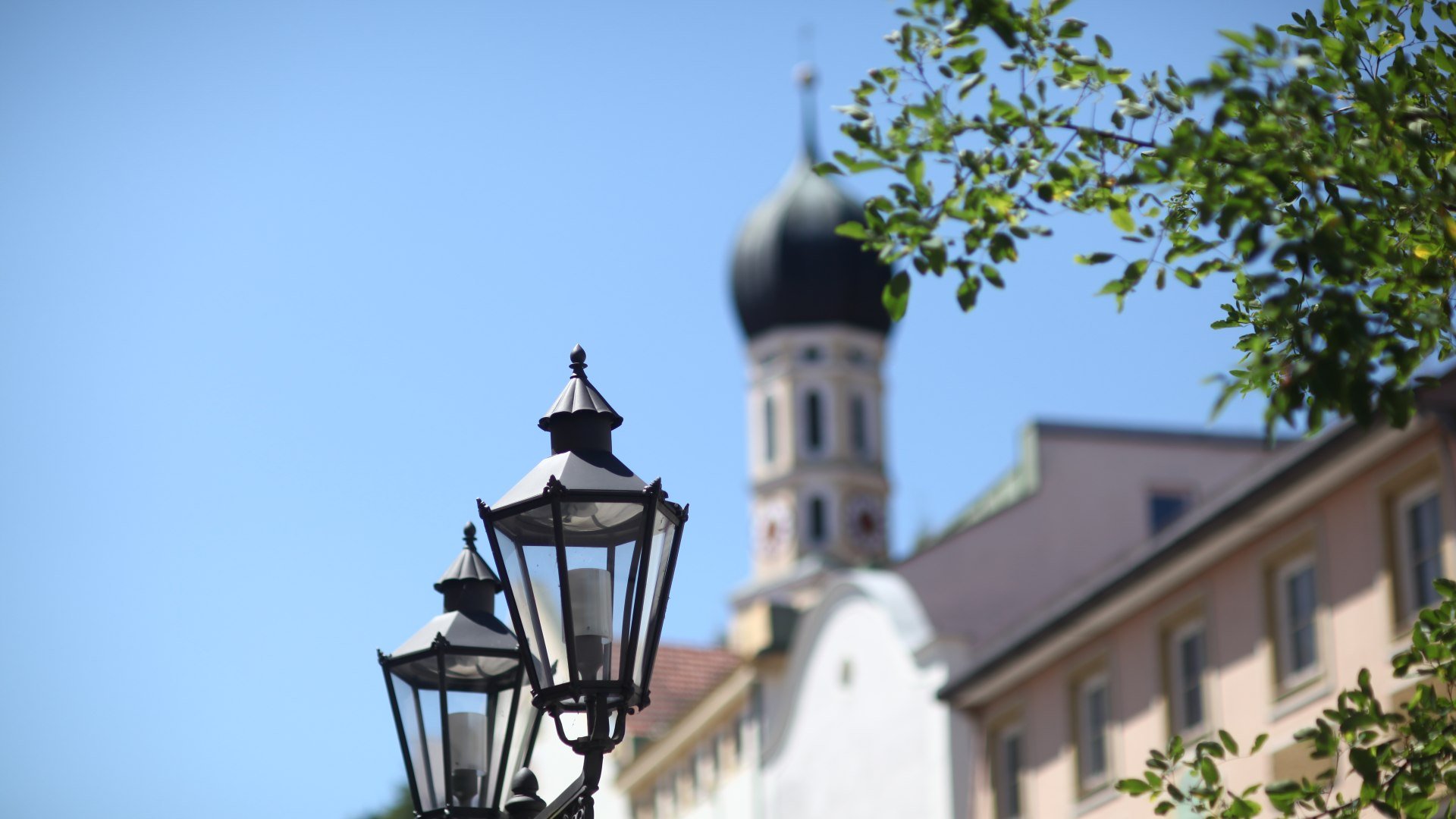 Stra&szlig;enbeleuchtung mit Kirche St. Andreas