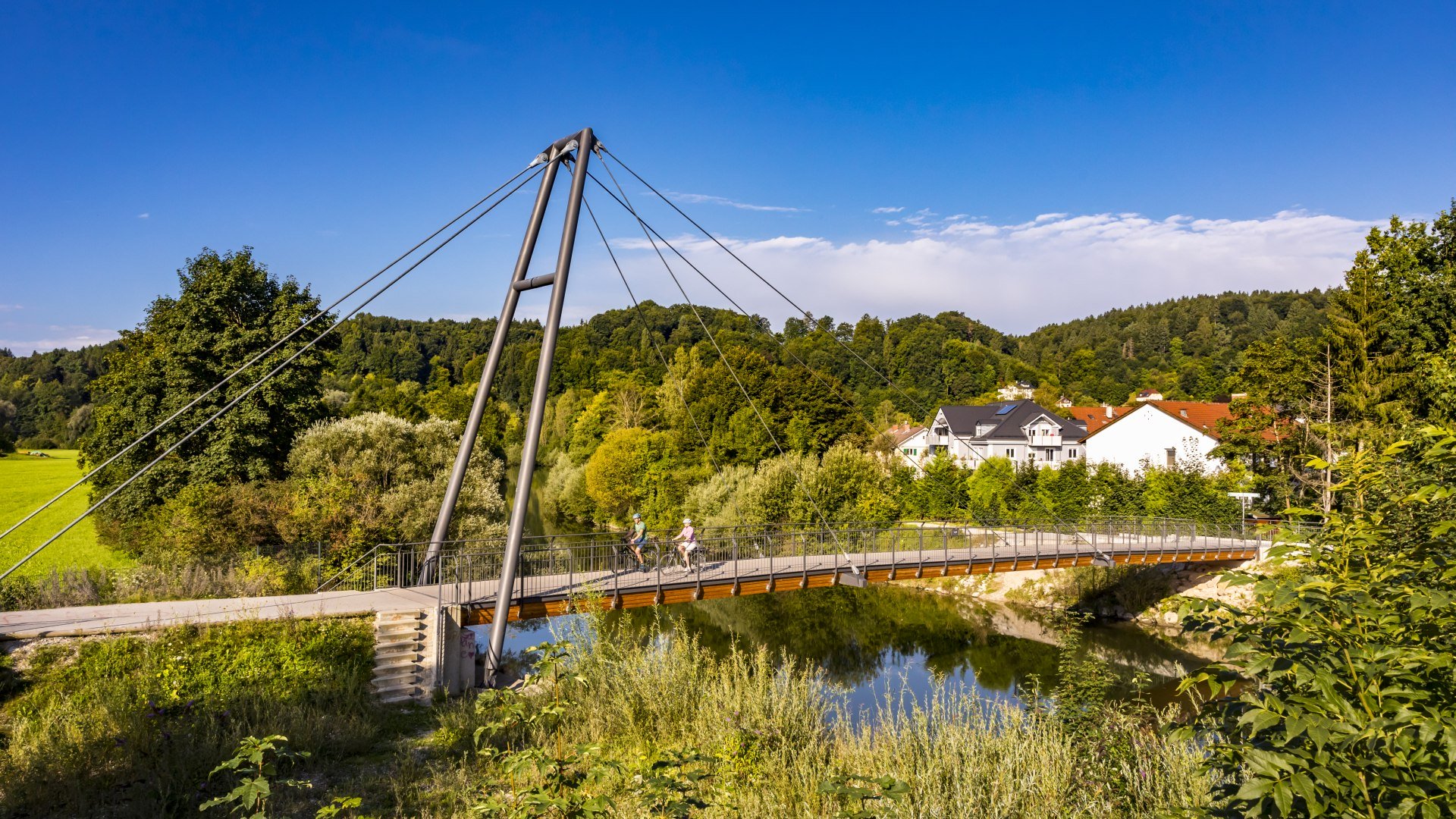 Die Br&uuml;cke &uuml;ber die Isar in Wolfratshausen im Sonnenschein, &copy; Stadt Wolfratshausen Foto: Adrian Greiter