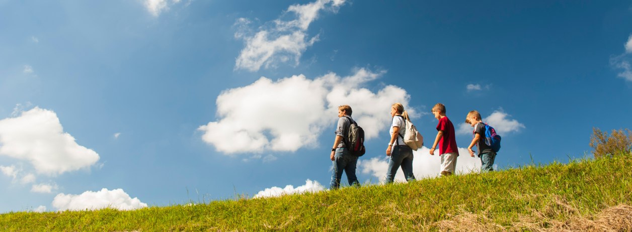 4 Wanderer an einer Wiese im Sonnenschein, &copy; Stadt Wolfratshausen