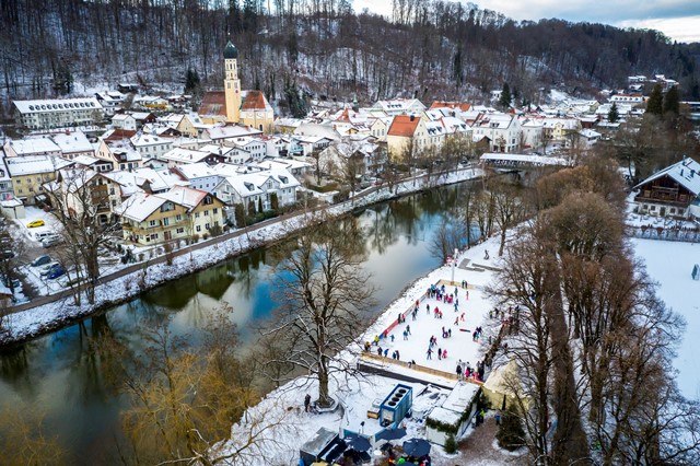 Eine Luftaufnahme der Loisach im Winter. Am rechten Ufer sieht man die Kunsteislauffläche, die im Winter jedes Jahr aufgebaut wird. Die so genannte Eiszeit in Wolfratshausen. , © Adrian Greiter