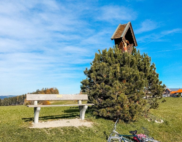 Bank mit hervorragender Aussicht auf die Alpen bei Oberherrnhausen, © Fakultät für Tourismus - Hochschule München - Digitales Marketing & Management