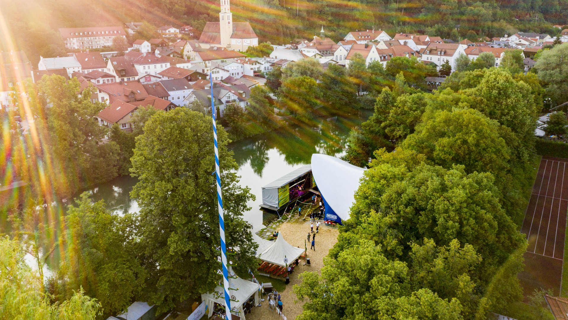 Luftaufnahme des Fluss Festival bei Sonnenschein. , © Stadt Wolfratshausen, Fotograf: Adrian Greiter