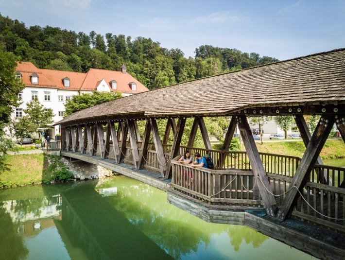 Zu sehen ist der Sebastiani Steg, der &uuml;ber die Loisach f&uuml;hrt bei sch&ouml;nem Sommerwetter.  , &copy; Adrian Greiter
