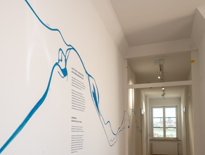 Der Eingang zum Museum der Stadt Wolfratshausen. An der Wand in gemalter Form der Verlauf der Isar und der Loisach., &copy; Tom Hirschmann