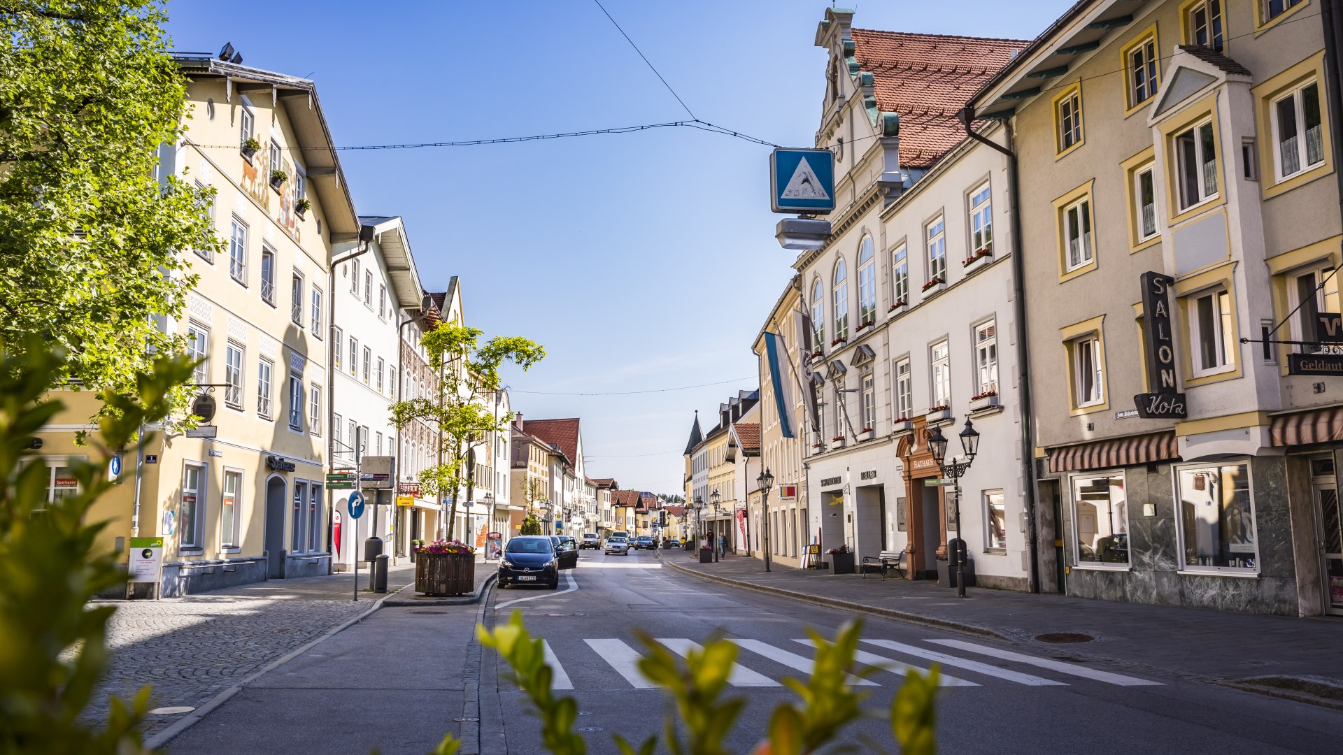 Blick in die Straße der Altstadt, links und rechts die alten Häuser, © Stadt Wolfratshausen Foto: Adrian Greiter