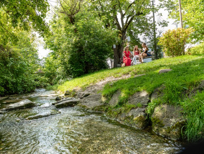 Blick auf den Bach im Japanischen Garten, © Stadt Wolfratshausen, Fotograf: Adrian Greiter