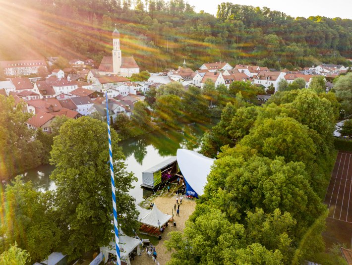 Luftaufnahme des Fluss Festival bei Sonnenschein. , © Stadt Wolfratshausen, Fotograf: Adrian Greiter