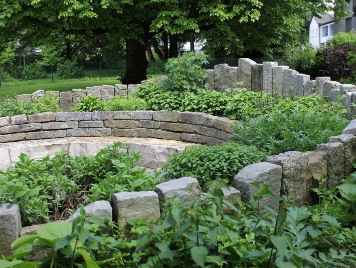 Zu sehen ist der Kräuterkreis, ein Teil des Kräutergartens in Wolfratshausen, © Stadt Wolfratshausen