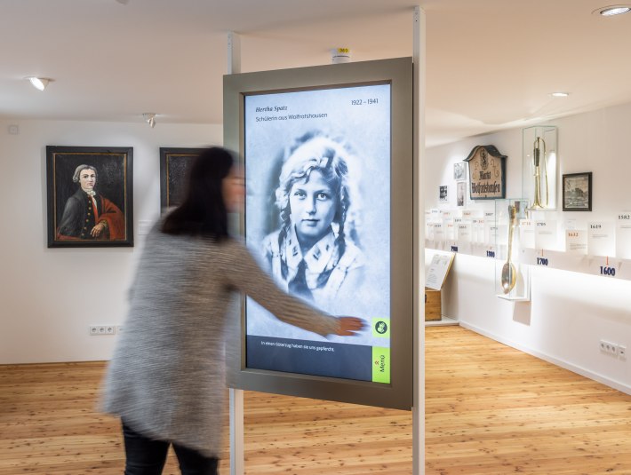 Museum Wolfratshausen Zeitstrahl Medienstation Fotograf Adrian Greiter, &copy; Adrian Greiter