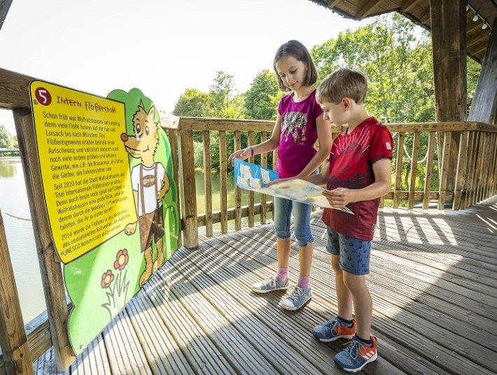 Am Sebastiani Steg stehen zwei Kinder mit einer Karte, © Adrian Greiter