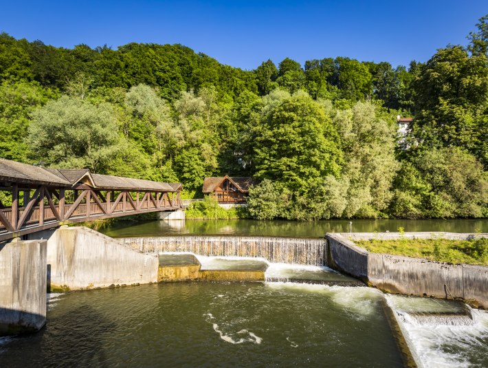 Ein Blick auf das Kastenm&uuml;hlwehr im Sonnenschein, &copy; Stadt Wolfratshausen Foto: Adrian Greiter