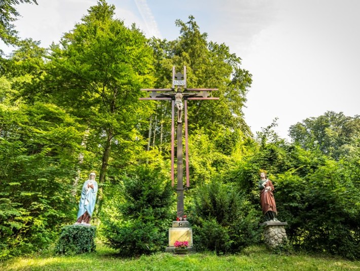 Bergwald Wolfratshausen mit der Kreuzigungsgruppe am Kalvarienberg, &copy; Adrian Greiter