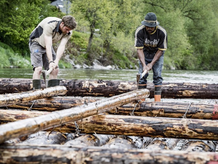 Zwei M&auml;nner bauen ein Flo&szlig; f&uuml;r die Fahrt nach M&uuml;nchen auf der Isar., &copy; Adrian Greiter