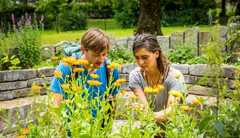 Zwei junge Frauen im Kr&auml;uter Kraft Kreis, &copy; Stadt Wolfratshausen Foto: Adrian Greiter