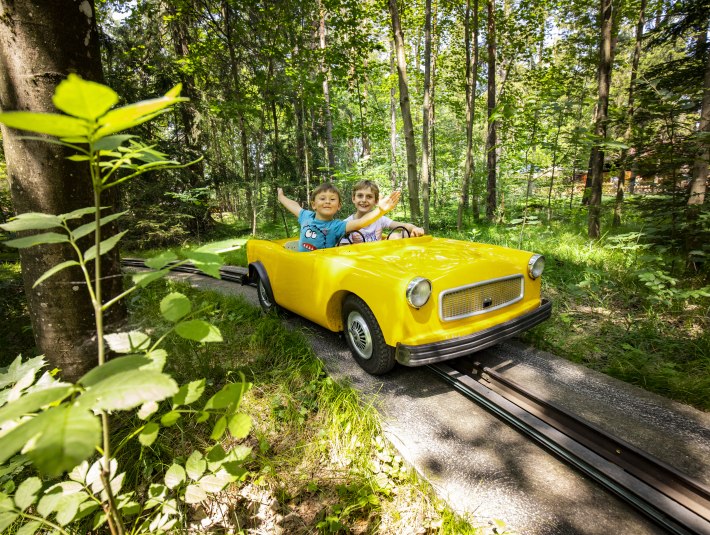 Autofahrt im gelben Auto mit einer Kinder-Bahn im M&auml;rchenwald, &copy; Stadt Wolfratshausen, Fotograf: Adrian Greiter
