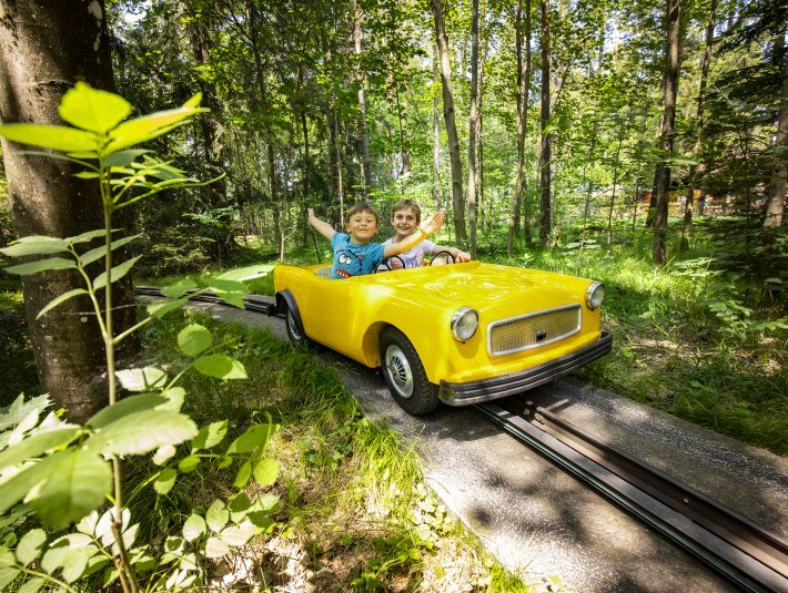 Autofahrt im gelben Auto mit einer Kinder-Bahn im M&auml;rchenwald, &copy; Stadt Wolfratshausen, Fotograf: Adrian Greiter
