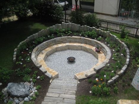 Der Kr&auml;uter Kreis im Garten der B&uuml;cherei in Wolfratshausen, &copy; Stadt Wolfratshausen