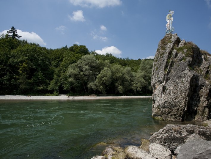 Die Isar im Sonnenschein mit blauem Himmel. Am rechten Bildrand ist der Georgenstein zu sehen, auf dem das Wappen steht. , © Stadt Wolfratshausen