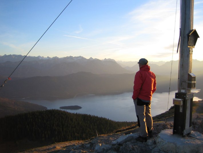 Ein Mann blickt vom Gipfel des Jochbergs auf den Walchensee, &copy; Stadt Wolfratshausen