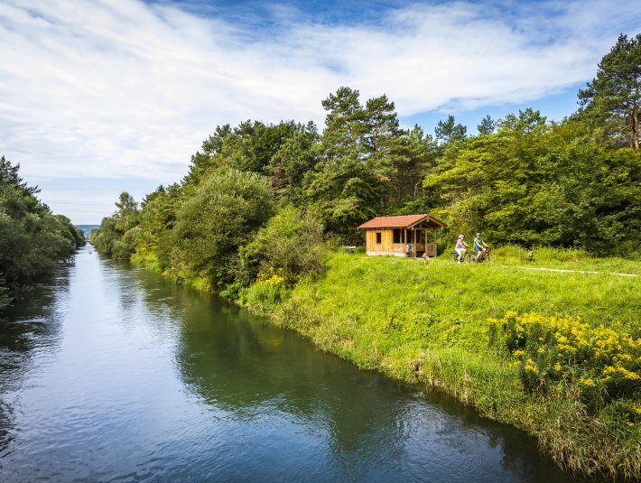 Blick auf den Isar Loisach Kanal, am Ufer saftig gr&uuml;nes Gras, &copy; Stadt Wolfratshausen Foto: Adrian Greiter