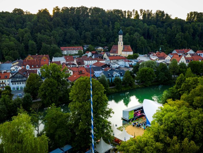 Eine Luftaufnahme von der Loisach mit der Altstadt von Wolfratshausen. Im Vordergrund sieht man die schwimmende Bühne, die für das Fluss Festival auf der Loisach aufgebaut wurde. , © Adrian Greiter